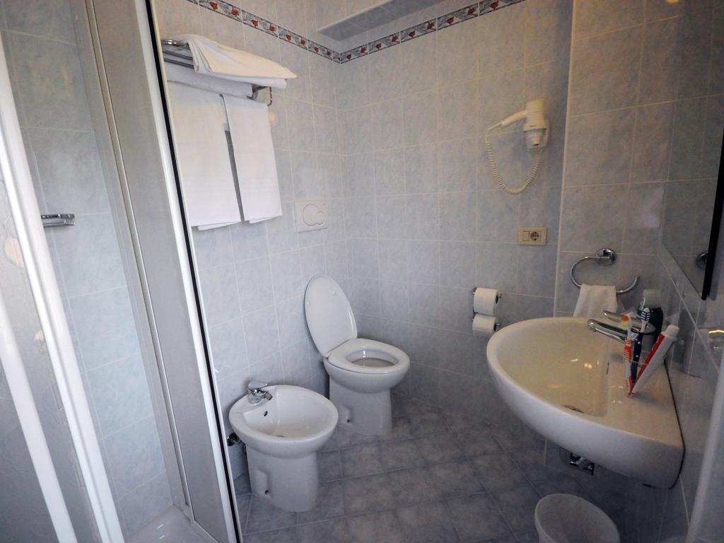Hotel Marina Bardolino Quarto foto